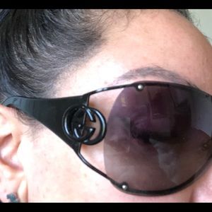 GUCCI LOGO SHIELD SUNGLASSES 🕶